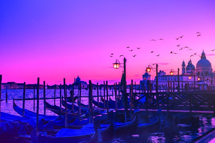 Fototapete Venezianischer Sonnenuntergang mit Gondeln und Kathedrale im Hintergrund
