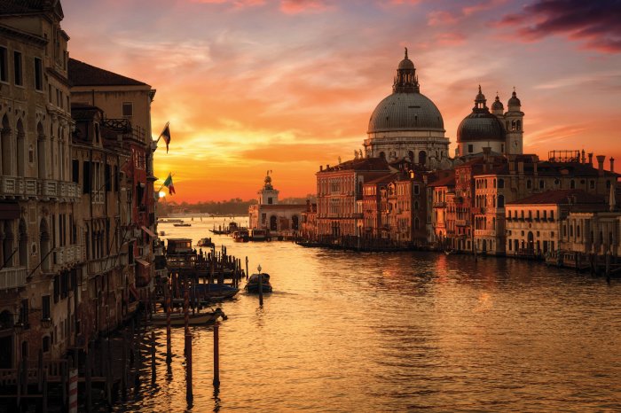 Fototapete Kathedrale in Venedig vor dem Hintergrund des Sonnenuntergangs