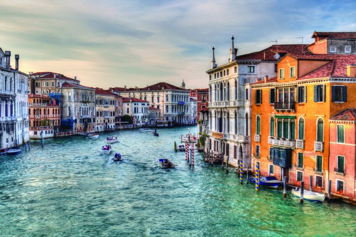 Fototapete Venezianischer Kanal mit Booten zwischen Häusern