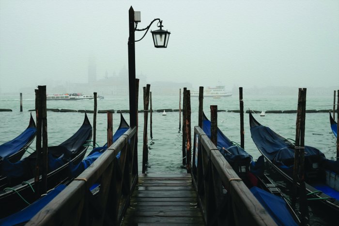 Fototapete Venedig Gondeln eingehüllt in dichten Nebel
