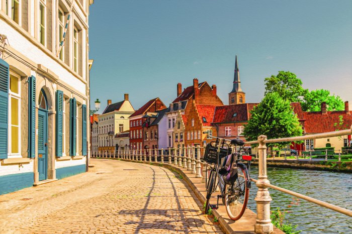 Fototapete Charmante Stadt am Kai des Wasserkanals