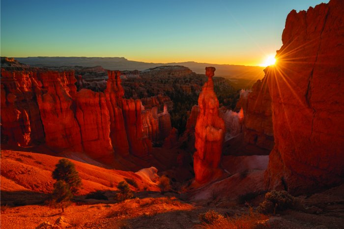Fototapete Sonnenuntergang zwischen Wüstenfelsen