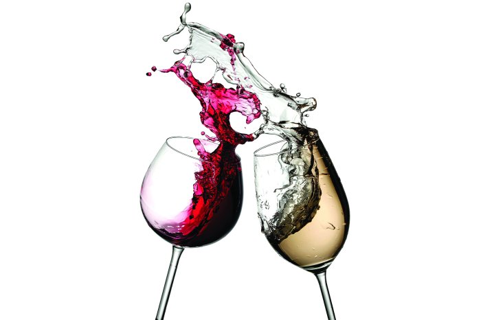 Fototapete Glas mit weißem und rotem Wein