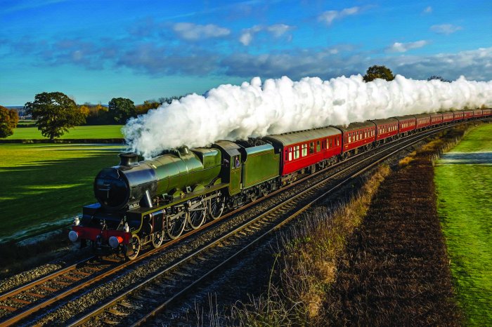 Fototapete Dampflokomotive, die durch die Felder fährt