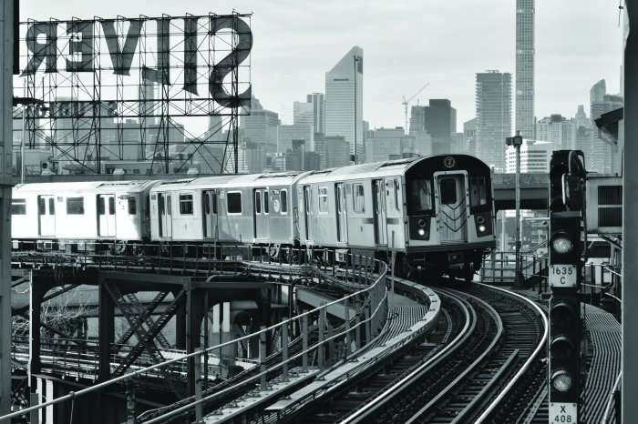 Fototapete Schwarz-weißes Foto eines Zuges auf Gleisen