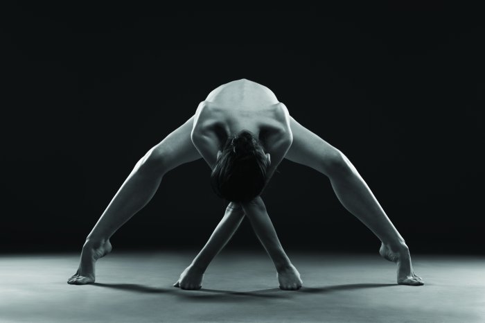 Fototapete Schwarz-weißes Foto einer tanzenden Frau