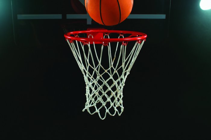 Fototapete Basketball, der in den Korb fällt