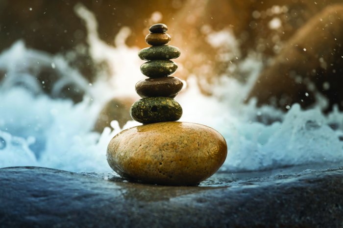 Fototapete Steinturm vor dem Wasserhintergrund