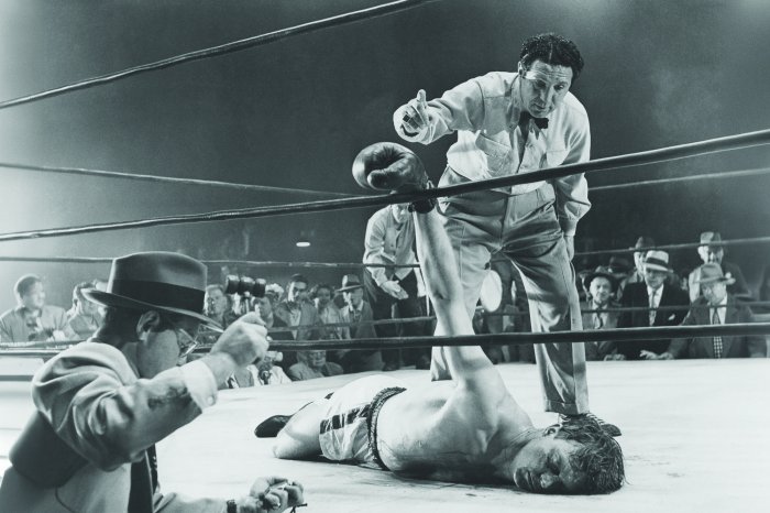 Fototapete Schiedsrichter zählt einen männlichen Boxer