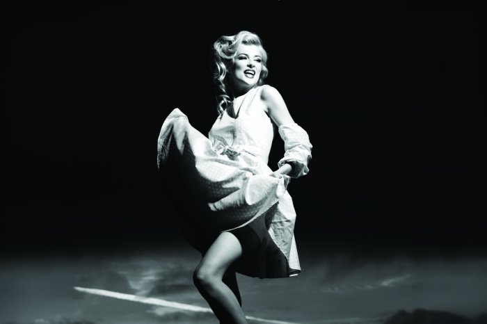 Fototapete Schwarzweißfoto einer Frau in einem Kleid im Monroe-Stil