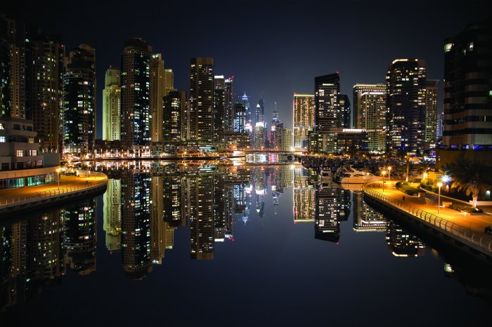 Fototapete Hohe Gebäude nachts