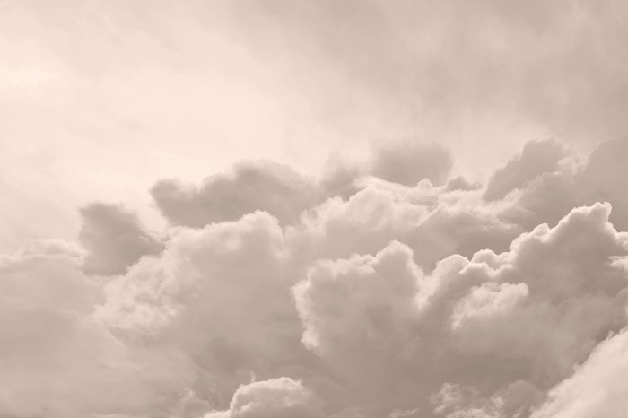 Fototapete Wolken in einer ruhigen beigen Landschaft
