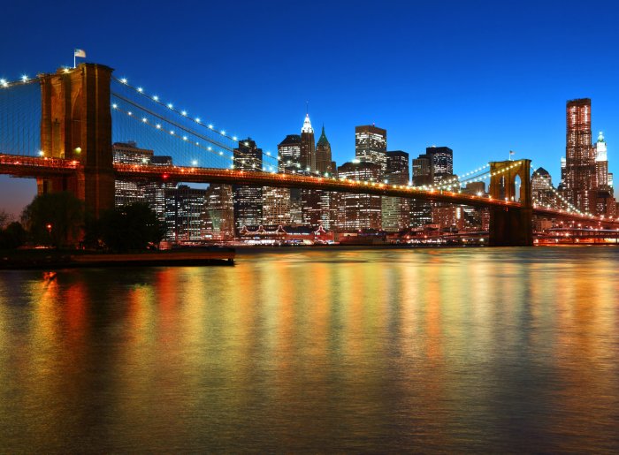 Fototapete Brooklyn Bridge bei Sonnenuntergang mit Stadtpanorama