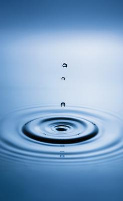 Sticker Wassertropfen, die auf die Wasseroberfläche fallen