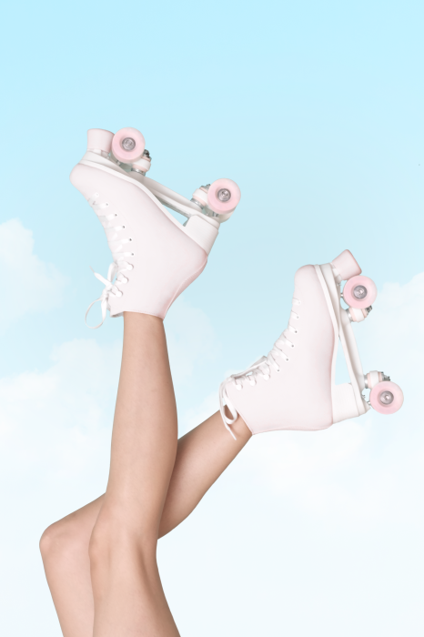 Bild Frauenbeine in pastellfarbenen Rollschuhen vor dem Himmel