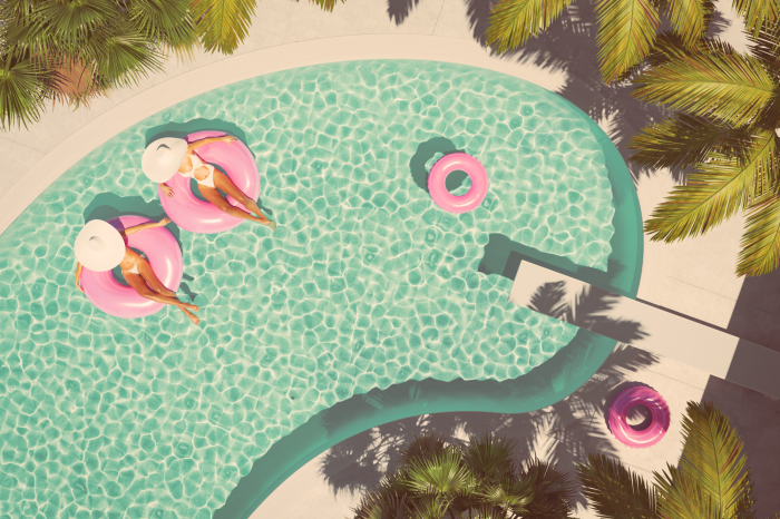 Bild Draufsicht auf den Pool und Frauen in pinkfarbenen Creolen