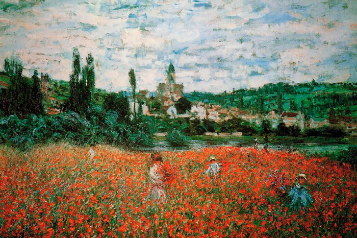 Bild Figuren auf einer Mohnwiese mit Blick auf eine hügelige Stadt