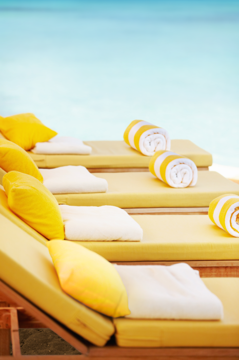 Bild Gelbe Sonnenliegen am Strand mit Blick auf das Meer