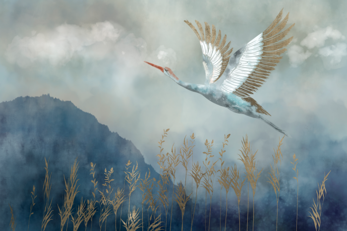 Bild Ein fliegender Kranich vor grauem Himmel und Bergen