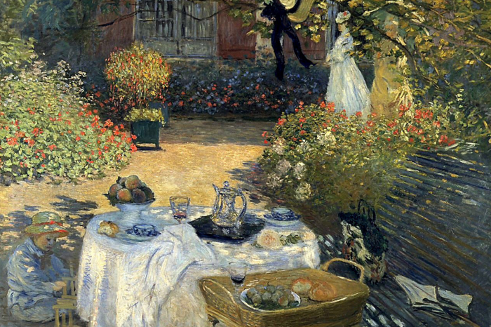 Bild Ein sommerliches Mittagessen im Garten mit blühenden Blumen im Hintergrund