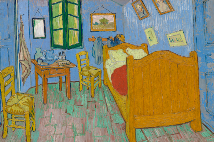 Bild Rustikales Zimmer mit Gemälden und Holzmöbeln