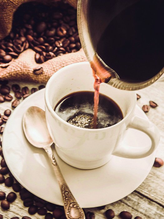 Bild Im Hintergrund ist eine Tasse mit Kaffeepulver zu sehen.