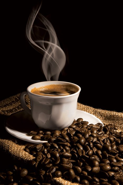 Bild Frischer schwarzer Kaffee in einer Porzellantasse mit Bohnen