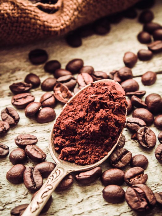 Bild Gemahlener Kaffee, dazu frische Kaffeebohnen