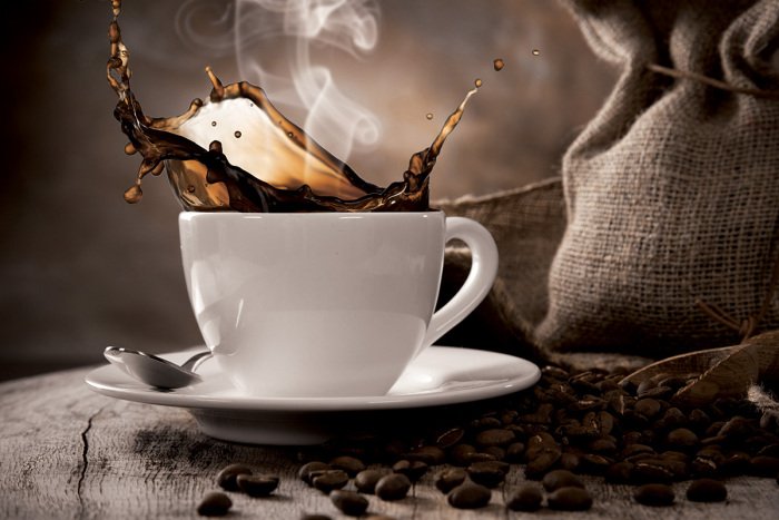 Bild Eine weiße Tasse gefüllt mit aromatischem schwarzem Kaffee