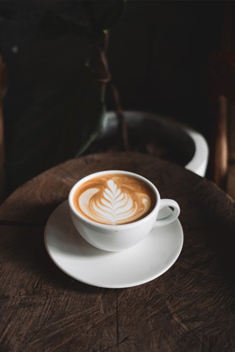 Bild Eine elegante Tasse Kaffee mit Milch