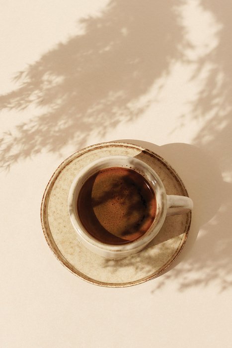 Bild Eine elegante Keramiktasse mit aromatischem Kaffee