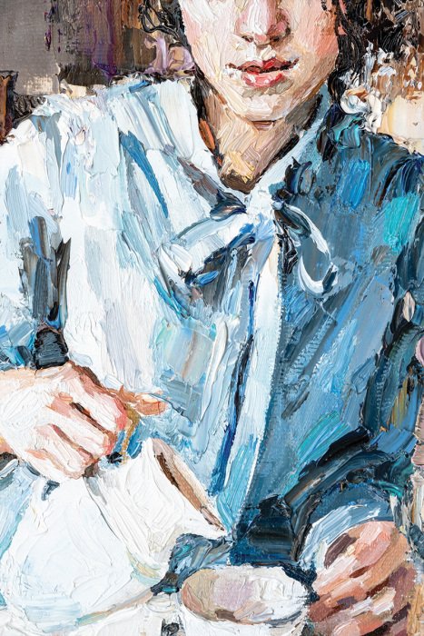 Bild Die Hand einer Frau gießt schwarzen Kaffee in eine Tasse