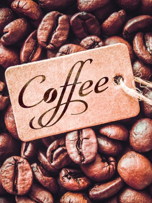 Bild Künstlerische Inschrift „Kaffee“ auf einem Hintergrund aus Kaffeebohnen