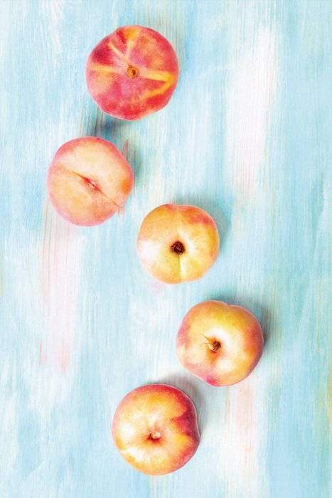 Bild Saftige, reife Pfirsiche auf dem Tisch