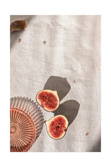 Poster Eine elegante Komposition mit Feigen und Wein vor natürlichem Hintergrund