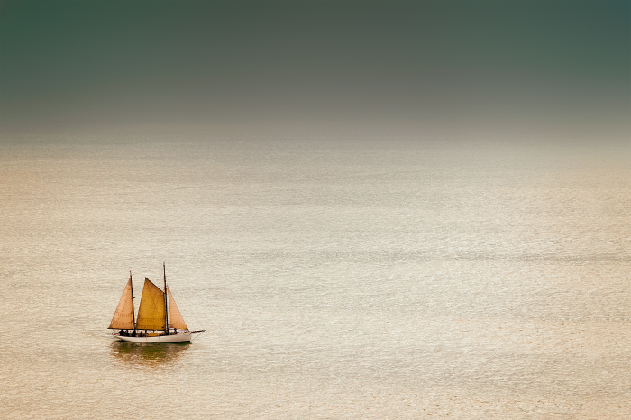 Poster Ein einsames Segelboot am Horizont