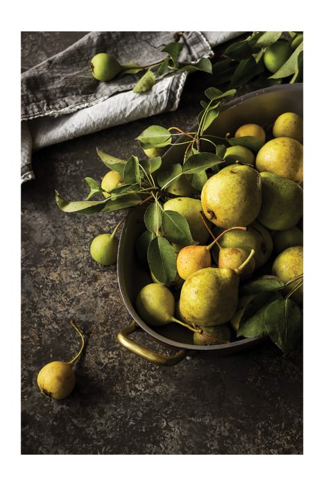 Poster Saftige Birnen in einer minimalistischen Schale auf dem Küchentisch
