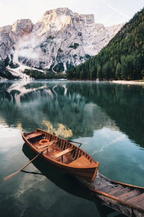 Poster Traditionelles Holzboot in den Bergen