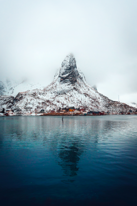 Poster Nebelverhangene Berglandschaften über dem Wasser