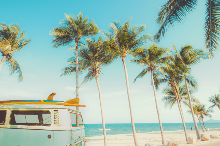 Poster Ein Wohnmobil mit Surfbrett und Palmen vor dem Meer