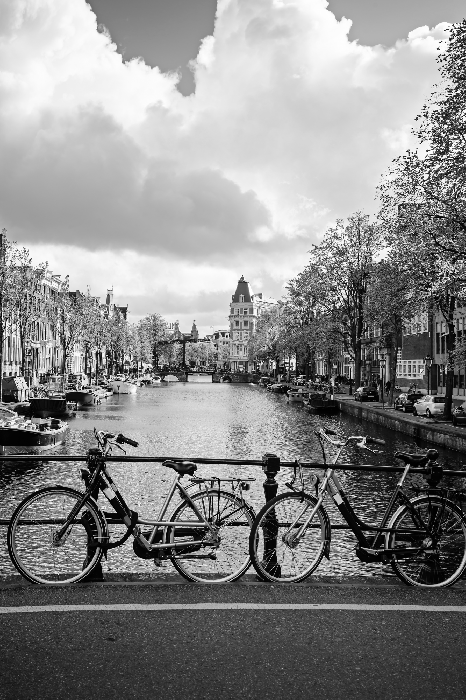 Poster Schwarz-Weiß-Stadtlandschaft am Kanal