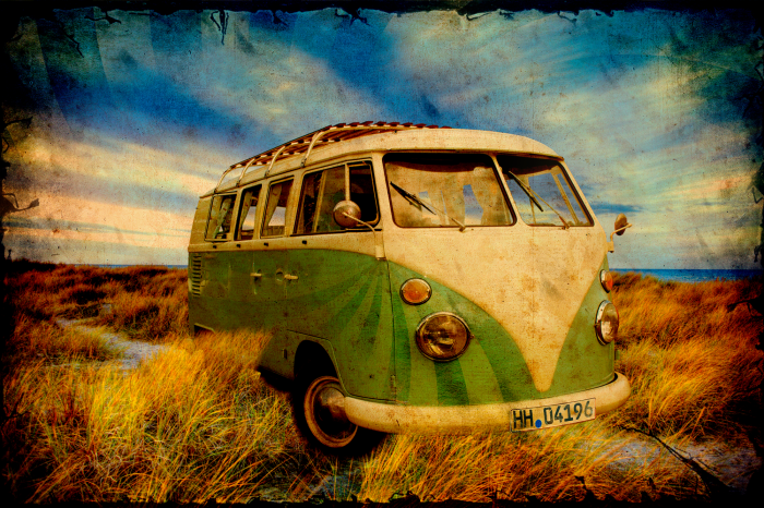 Poster Ein Oldtimer im trockenen Gras