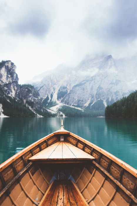 Poster Eine minimalistische Ansicht eines Bootes in den Bergen