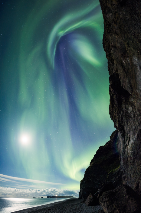 Poster Grünes Nordlicht über der nächtlichen Klippe