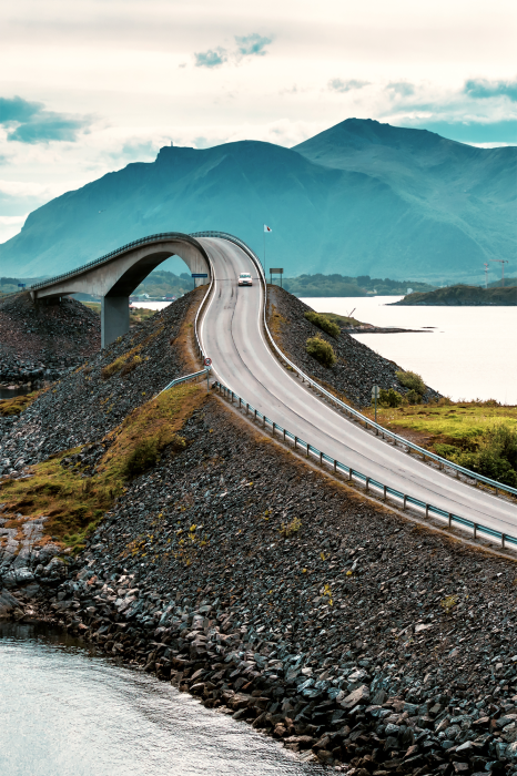 Poster Blick auf die Bergbrücke über das Wasser