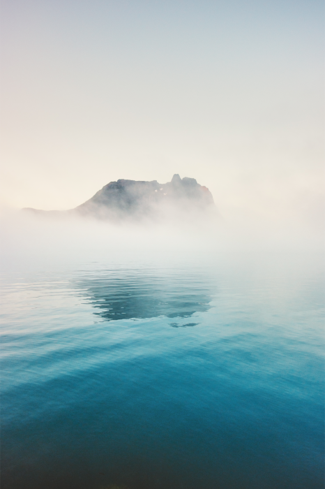 Poster Eine minimalistische Landschaft eines Sees im Nebel