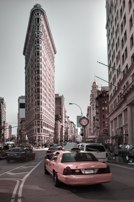 Poster Stadtpanorama mit einem rosa Auto