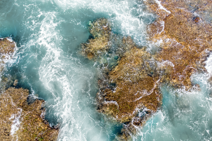 Poster Türkisfarbenes Wasser über den Steinen