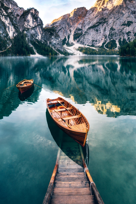Poster Türkisfarbenes Wasser eines Bergsees mit einem Boot