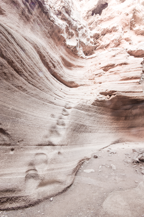 Poster Eine minimalistische Aufnahme einer sandigen Straße